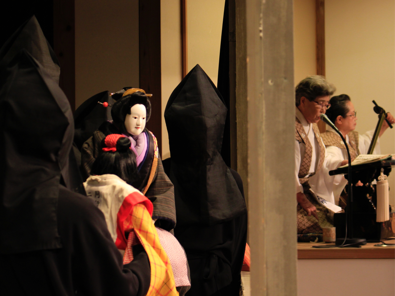 ���v�̌��A�O�����̉��F�A�l�`�̓����A���̂R���ςݏd�Ȃ�悤�ɂ��ēo��l���̐S���\������|�\���l�`��ڗ��ł��B