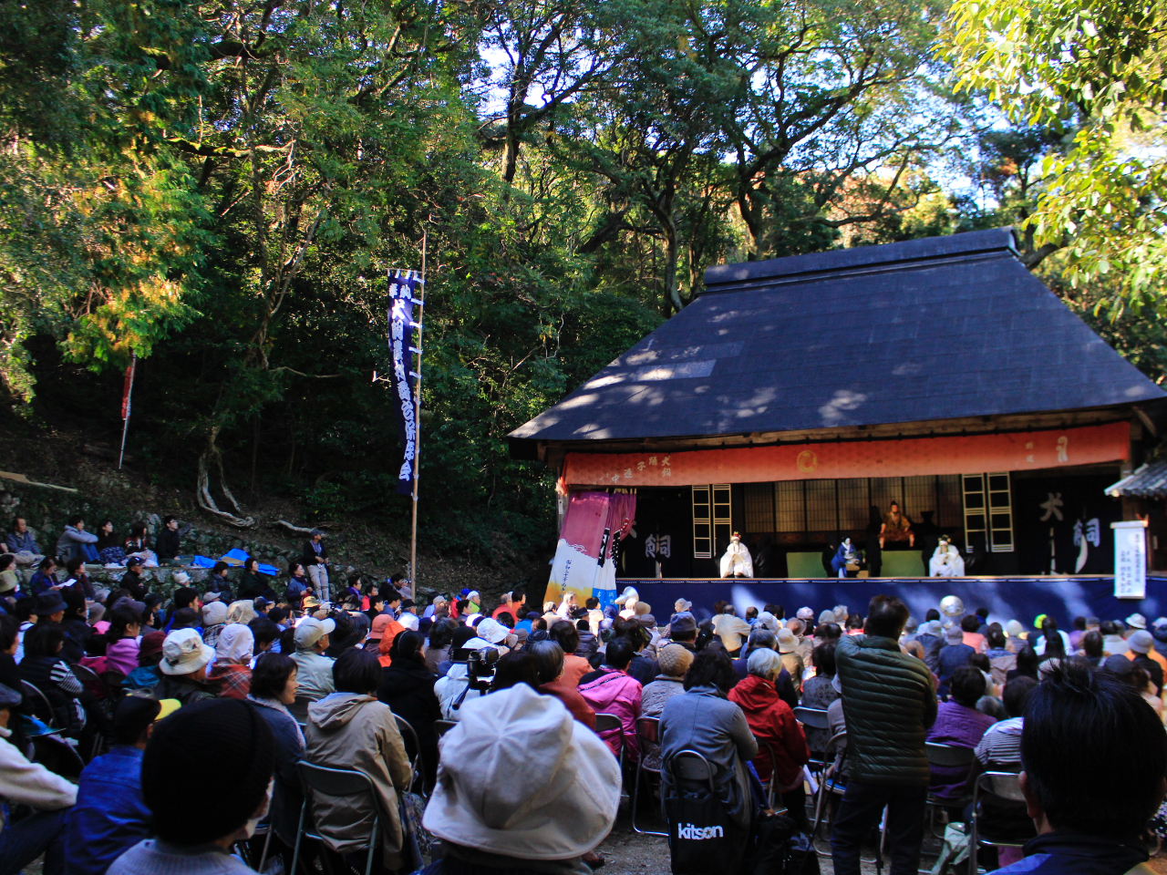 �_�Ђ̋����ɑ����̔_�����䂪�c�铿���B���N10�ӏ��O��̔_������Ől�`��ڗ����㉉����Ă��܂��B�\�Y���q���~�̕�������̔_����������f���ɂ���ꂽ���̂ł��B