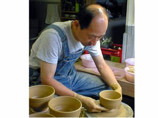 茶碗を作っています。焼くと小さくなるので、大きめに作ります。