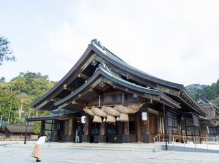 朝の清々しい空気の中を、地元ガイドの説明を受けながらお参りします。