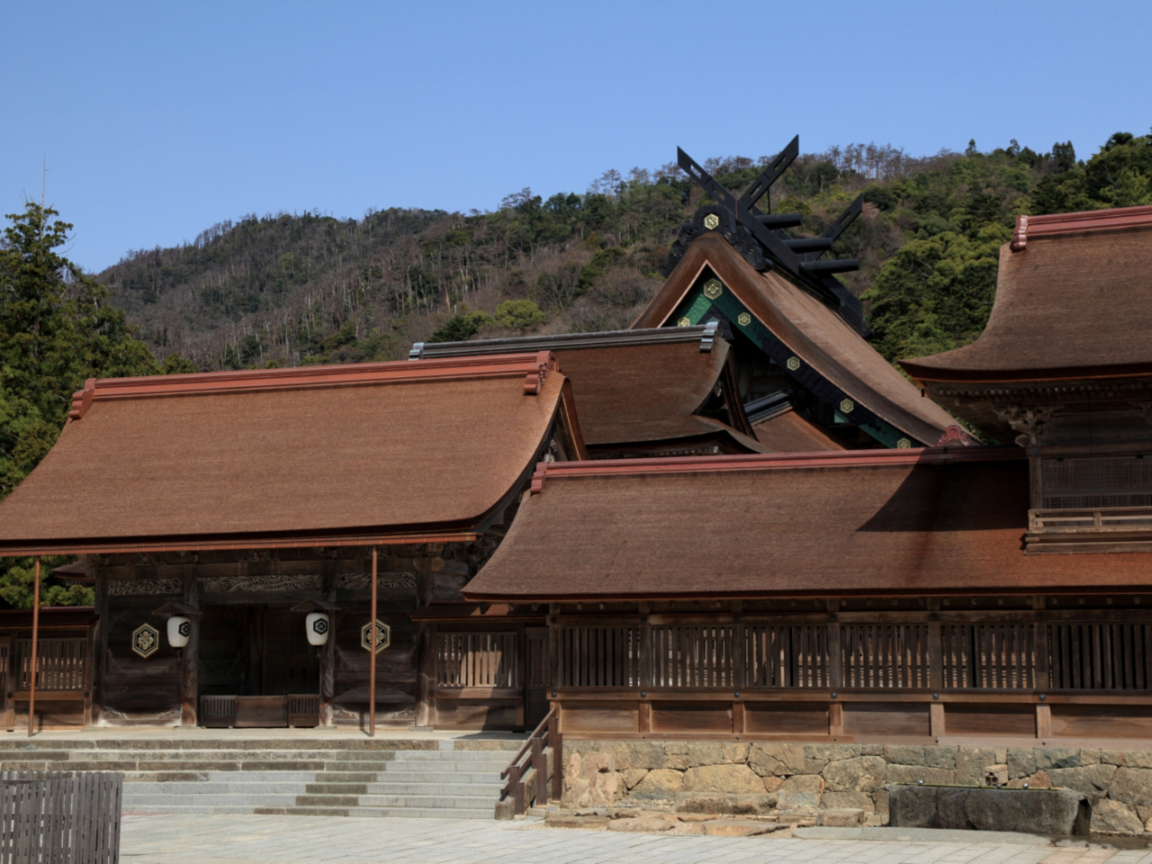 �o�_��Ђ̒��S�ƂȂ錚���u��{�a�v�B�o�_��ГƓ��̍�@�ɂȂ���ĎQ�q���܂��傤�B