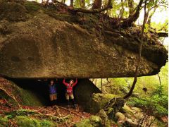 大きく迫り出した花崗岩。皆様も支えるお手伝いをお願いします!