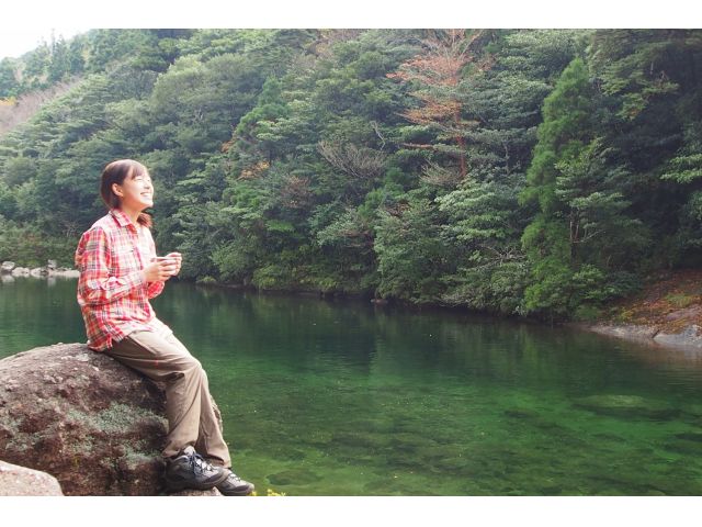 ペース良く進めれば、川に寄って休憩できることも!綺麗なエメラルドグリーンの川で疲れた足を冷やしてリフレッシュ!