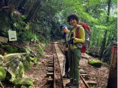 しばらく続くトロッコ道。ほとんど平坦でよく整備されていますので、歩きやすいです。