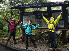 登山口で朝ごはんを食べたらいざ出発!