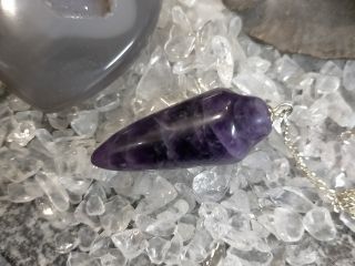 ペンデュラムを使って潜在意識にといかけましょう まずはペンデュラムの説明と動かし方を練習します