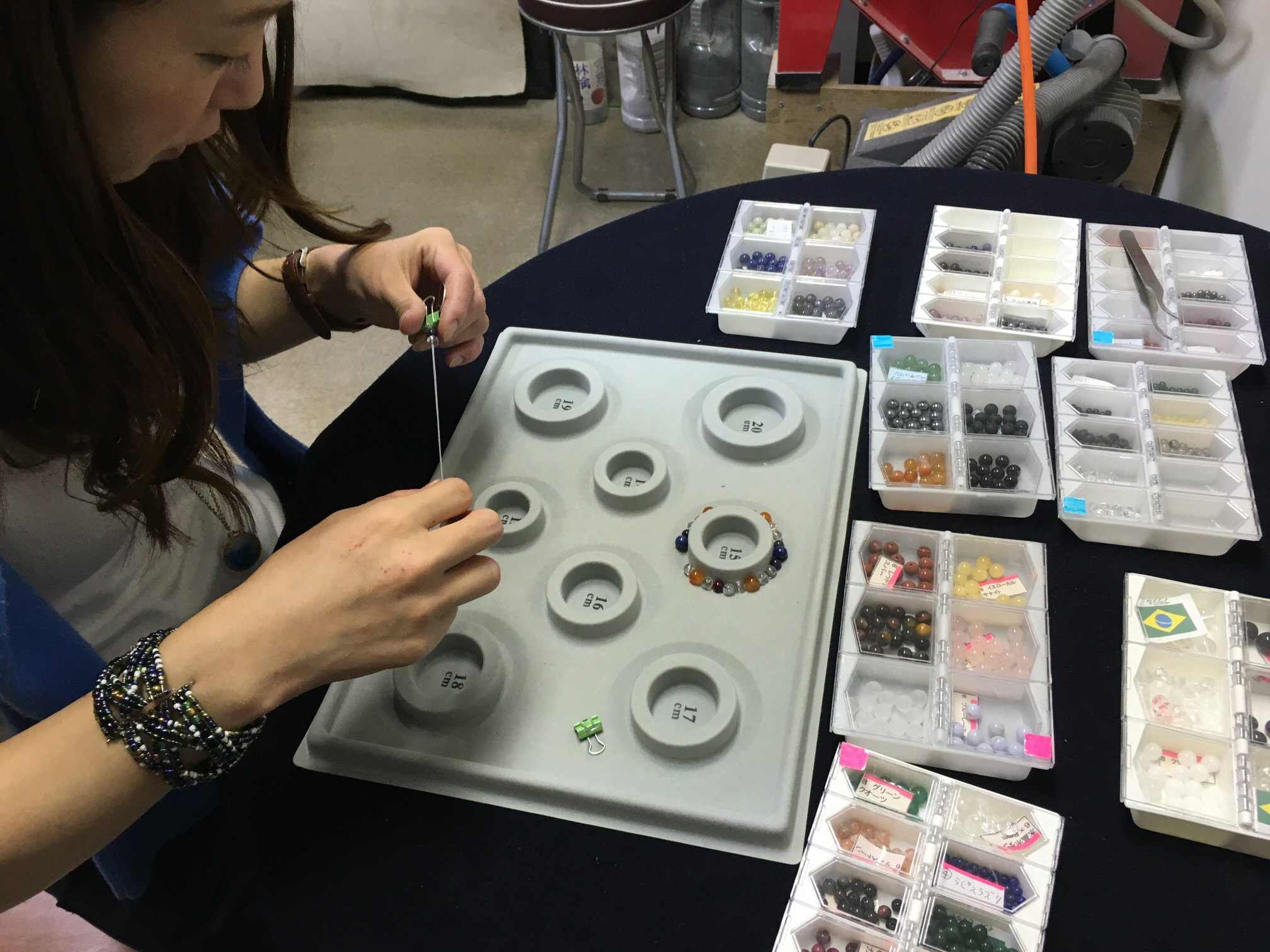 まずはご自身の腕のサイズの確認を行います ギフト用の方は、差し上げる方の腕のサイズをあらかじめご確認してから、ご来店してください。