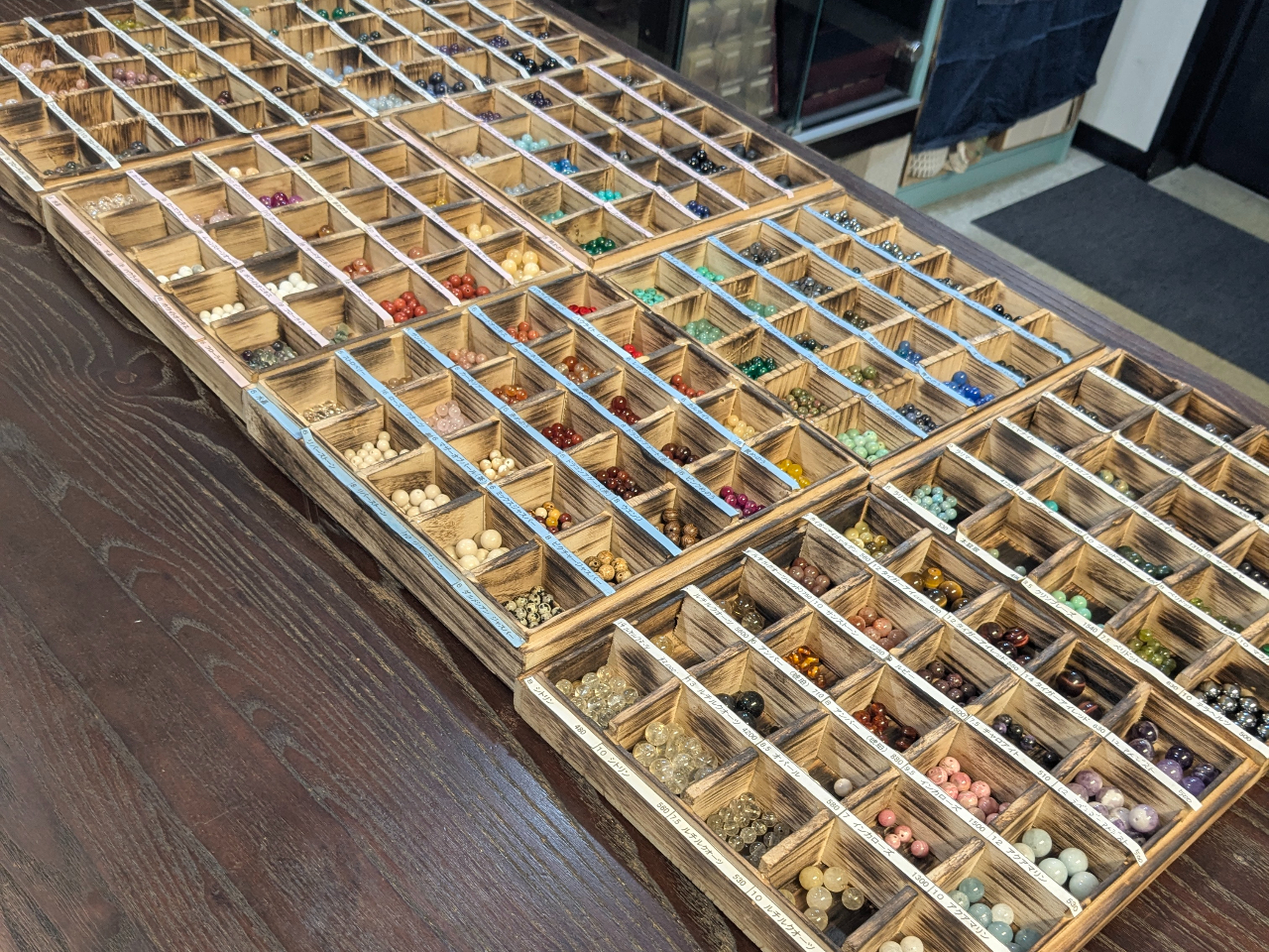 50〜200種類以上の中からお選びいただけます 完全オリジナルのブレスレットを作りましょう