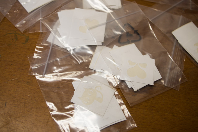 3種類のグラスから一つ選び 50種類の中からシールを2枚選びます。 名前などのローマ字8文字も選べます。