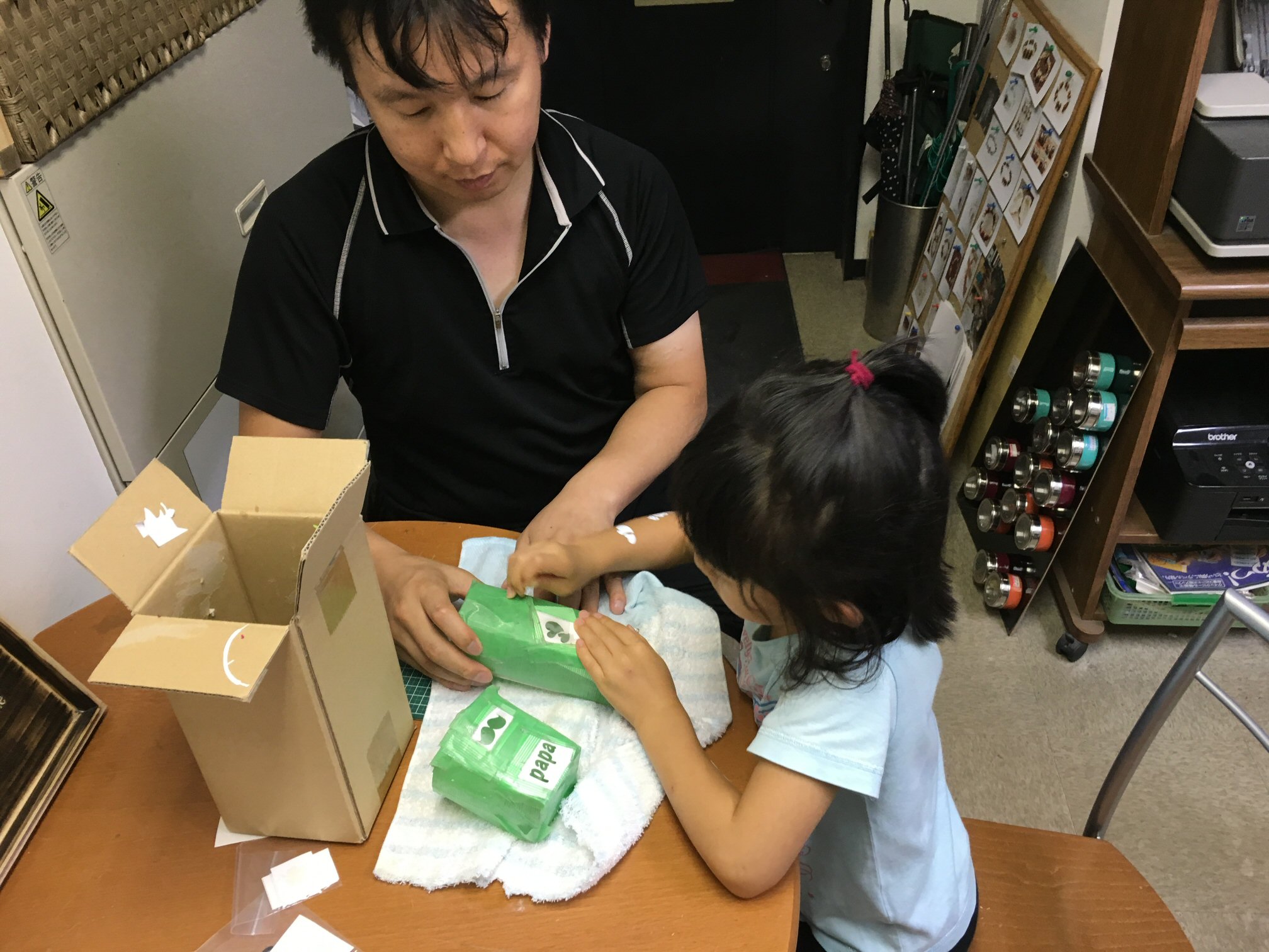 シールと文字をお好きなところに貼りましょう! 貼り終えたらマスキング!!