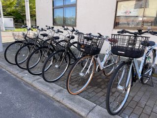 6台の27インチシティサイクルと20インチ子供用クロスバイクを用意しています。