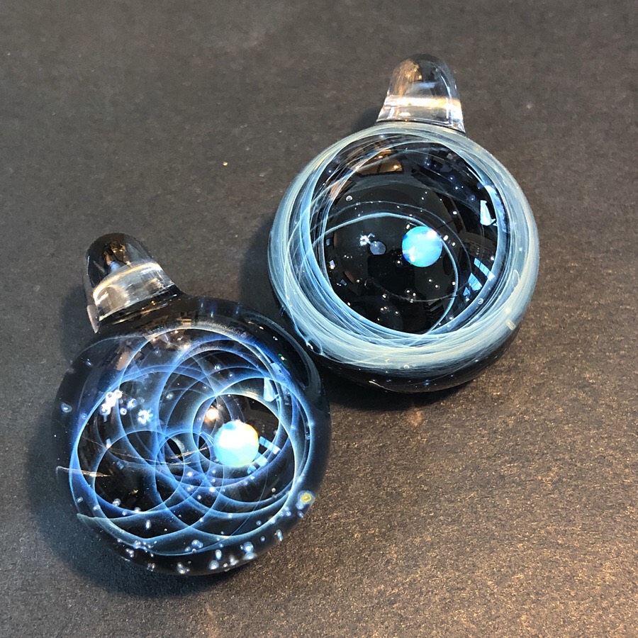 宇宙ガラスペンダント体験 まるで銀河みたいな模様 コロナ対策実施中 女性 カップルにおすすめ 軽井沢ガラスギャラリーアームス じゃらん遊び体験