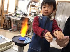 未就学の6歳でも出来る模様があります。スタッフのサポートが増え作業工程は減りますが、非日常の体験が出来ます。