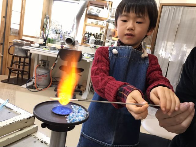 未就学の6歳でも出来る模様があります。スタッフのサポートが増え作業工程は減りますが、非日常の体験が出来ます。