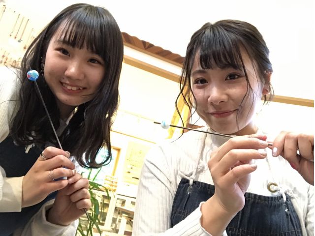 お友達同士、同じ模様のとんぼ玉でお揃いのキーホルダーをつくりました。