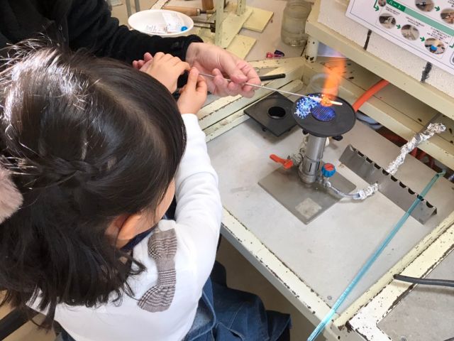 未就学(6歳)のお子様でも作れる、製作が易しい模様を用意しております。お兄ちゃんやお姉ちゃんと同じように火でガラスを溶かす体験をしましょう。