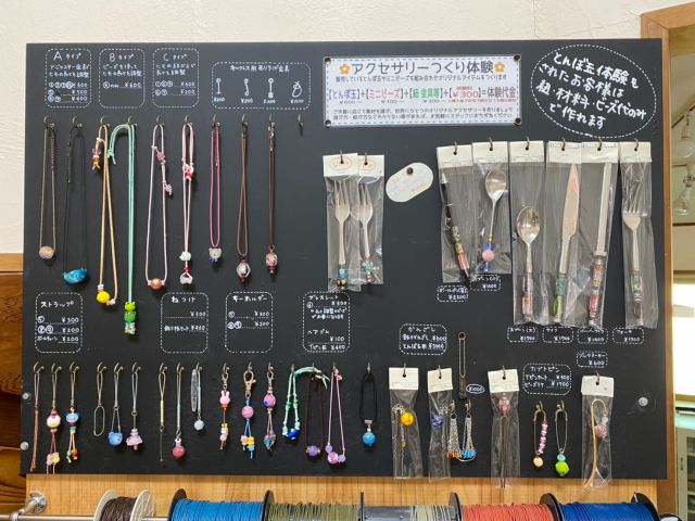 作ったとんぼ玉でアクセサリーにすることが出来ます(別途材料費)ネックレス・ブレスレット・かぶとピンなど。キーホルダーやブックマーカーも人気です。