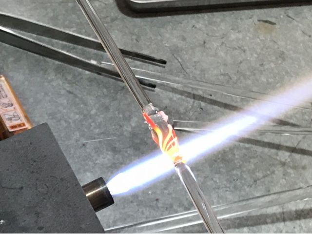 クリアのガラスに色ガラスで線を引いたら捻ってスパイラルをつくります