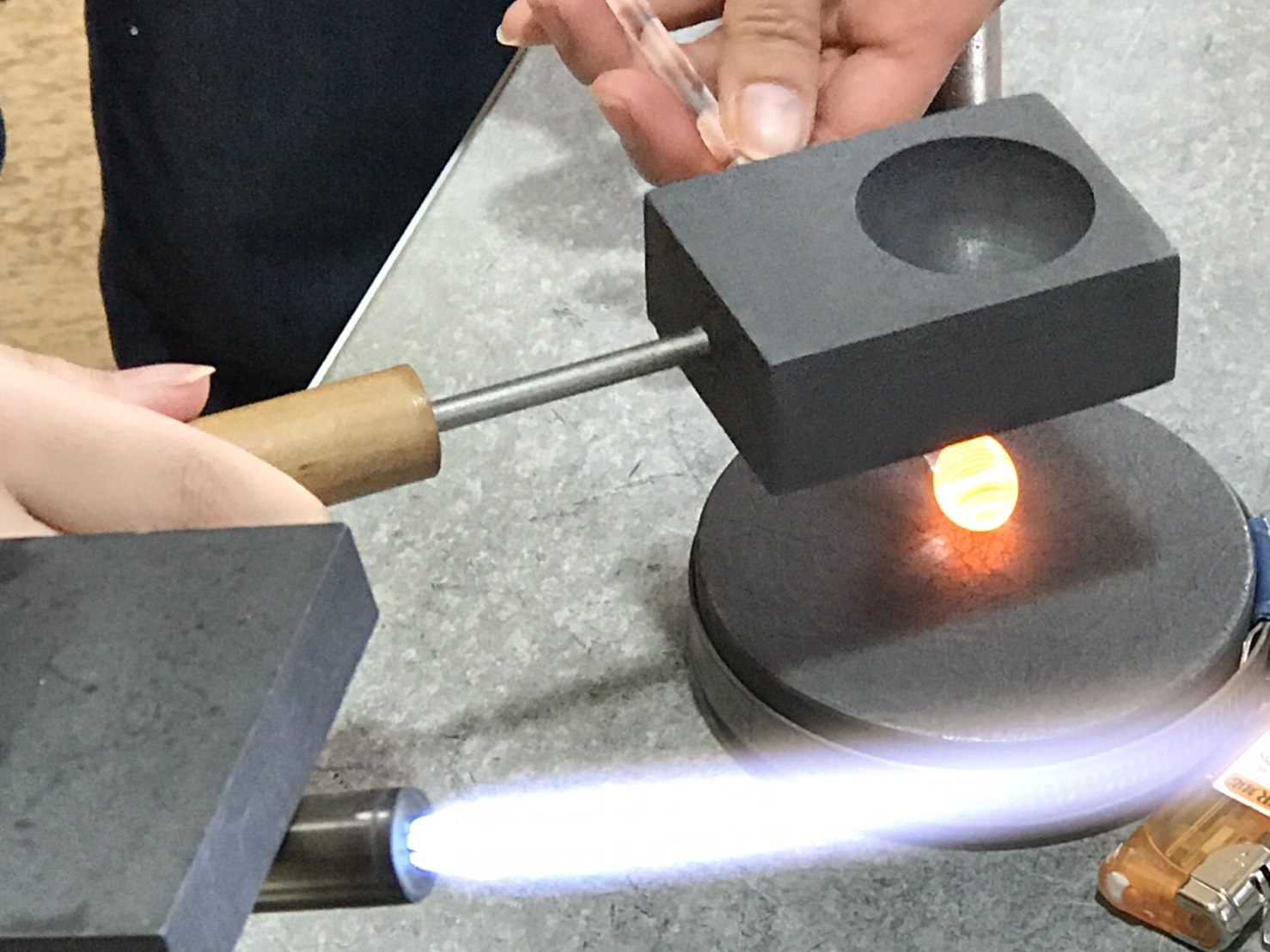 丸くしたガラスを平らに潰します