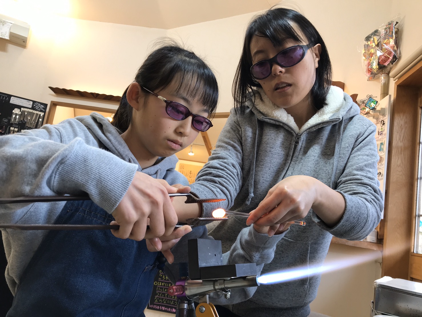 葉っぱの金型で葉脈の筋を入れながらガラスを潰していきます