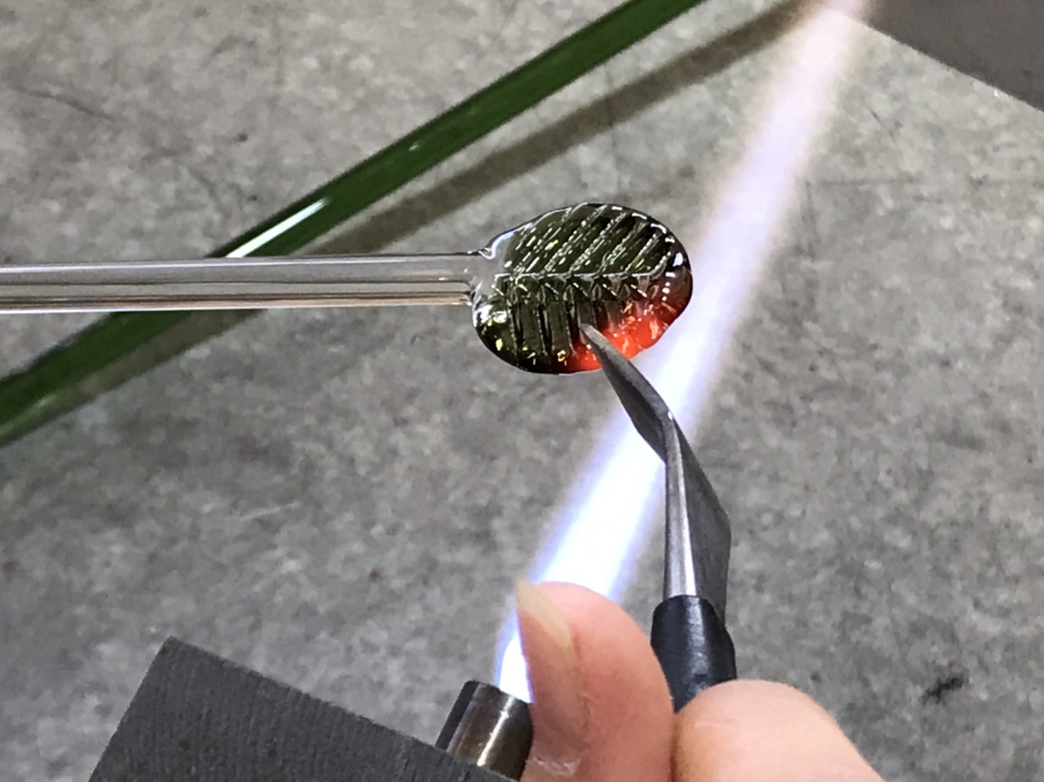 葉っぱにギザギザをいれます