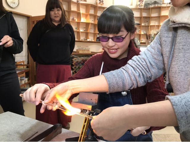 酸素バーナーは2000度の炎でガラスを溶かすので専用のサングラスをかけます