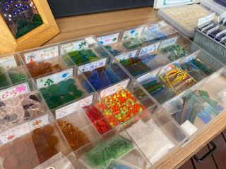 カットされたガラスのパーツで思い思いのデザインをしましょう
