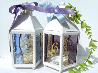 ランタン本体はホワイト、ステンドグラス部分はパステルブルー系かラベンダー系かを選べます。