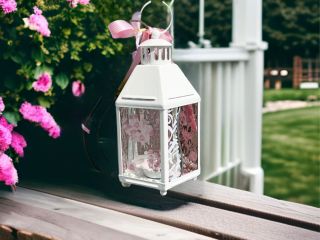 ランタン本体はホワイト、ステンドグラス部分は今だけのスモーキーピンクと数字柄がホワイトの組み合わせ。間には桜柄のガラスが入る春色ランタン♪