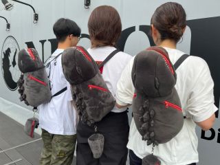 ゴジラ背負いリュックを手に入れよう!