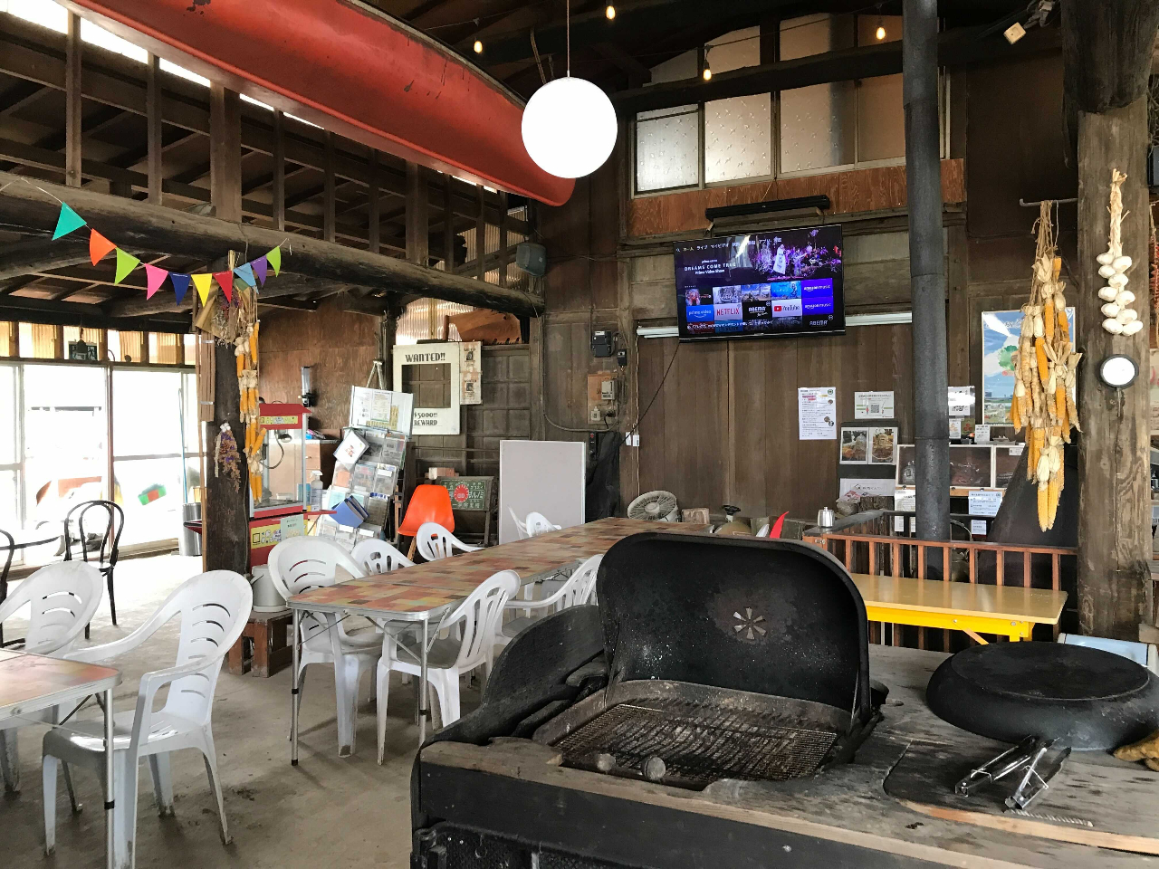 大きなテレビを見ながらバーベキューが楽しめます。通気性もよく、雰囲気も素敵ですよ。