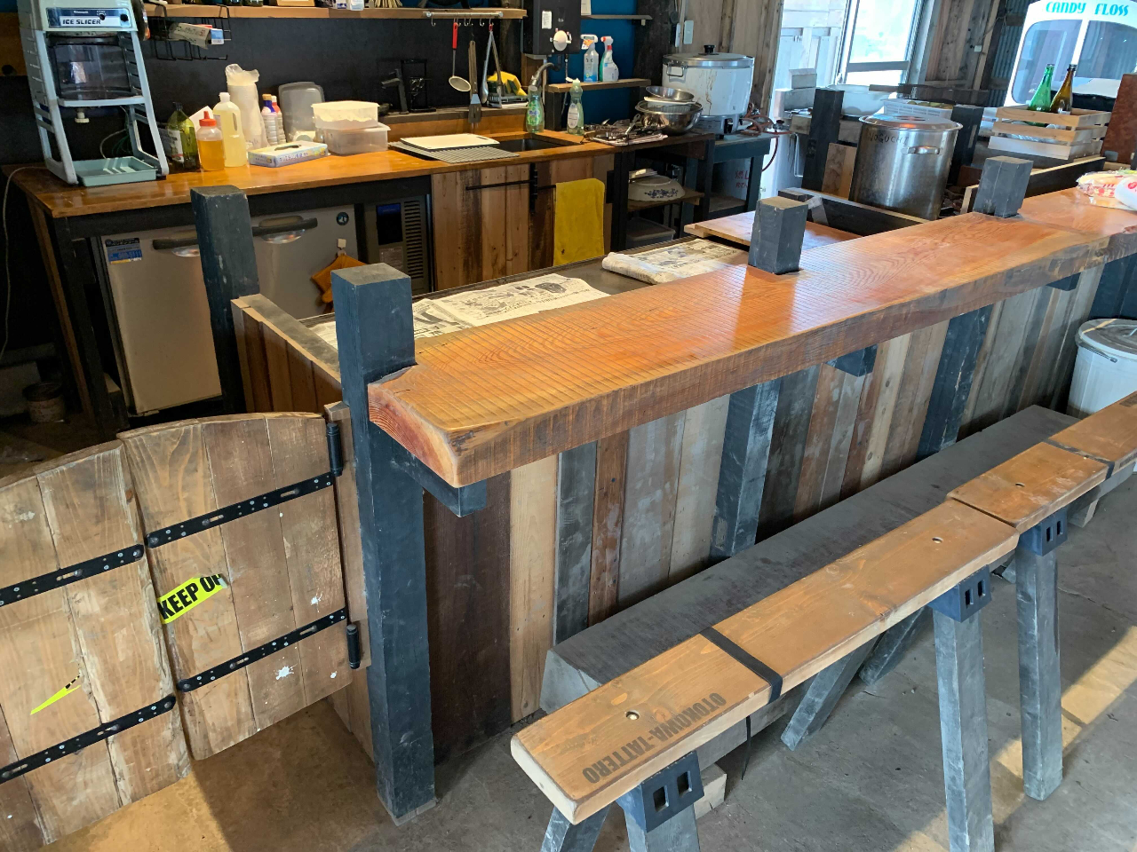 雰囲気のあるキッチンカウンターでおしゃべりしながら楽しむのもいいですね!大型の鉄板やビールサーバーのレンタルもあります。