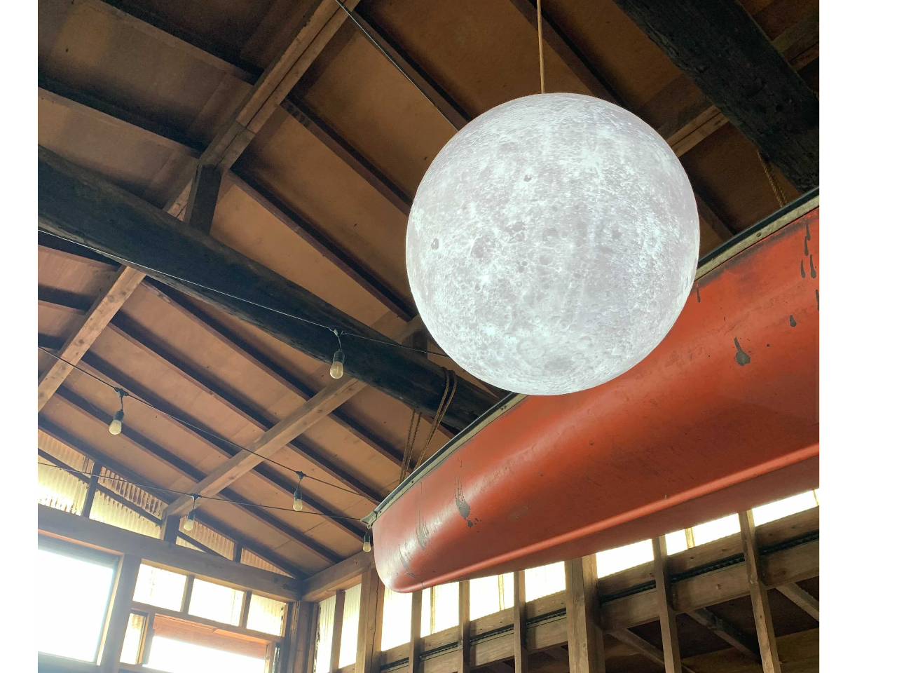 上を見上げると大きなお月様…と思いきや電飾です。大きなボートもかっこいいですね!