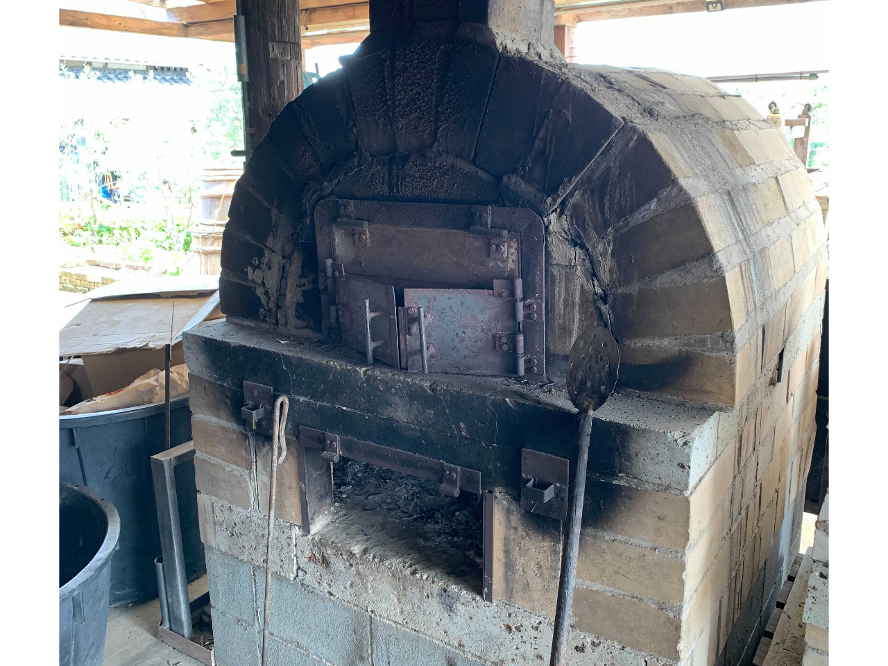 事前に予約が必要ですが大きなピザ窯でピザ作り体験もできます。