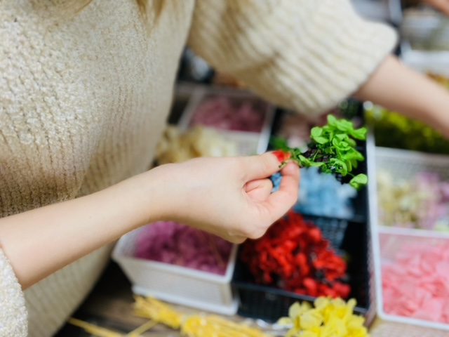 お花を選んでいるところ