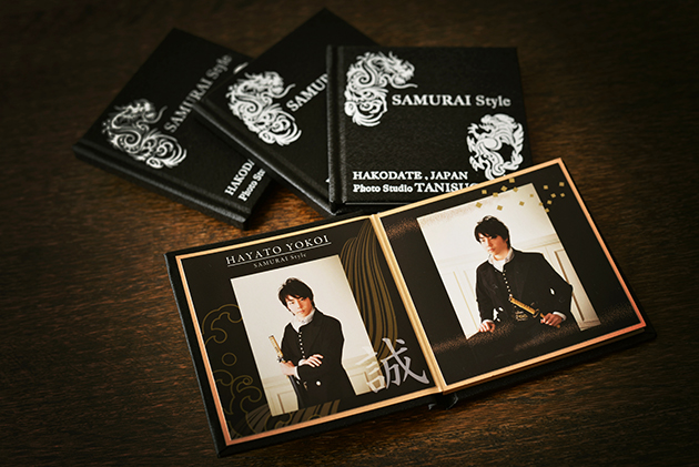 手のひらサイズの6ページ写真集仕上げ。「志」を胸に、いつも持って歩けるサイズにこだわりました。