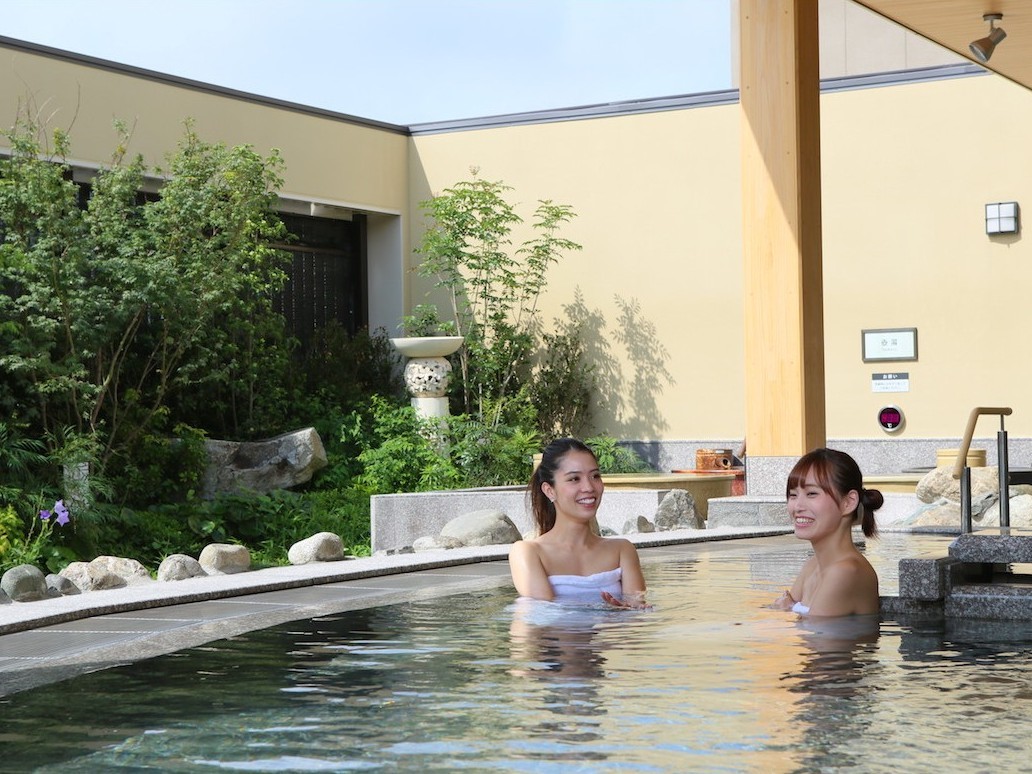 開放的な空のもと、露天風呂をお楽しみください