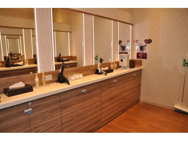 パウダールーム(女性):お風呂上り後も快適にご利用いただけます。