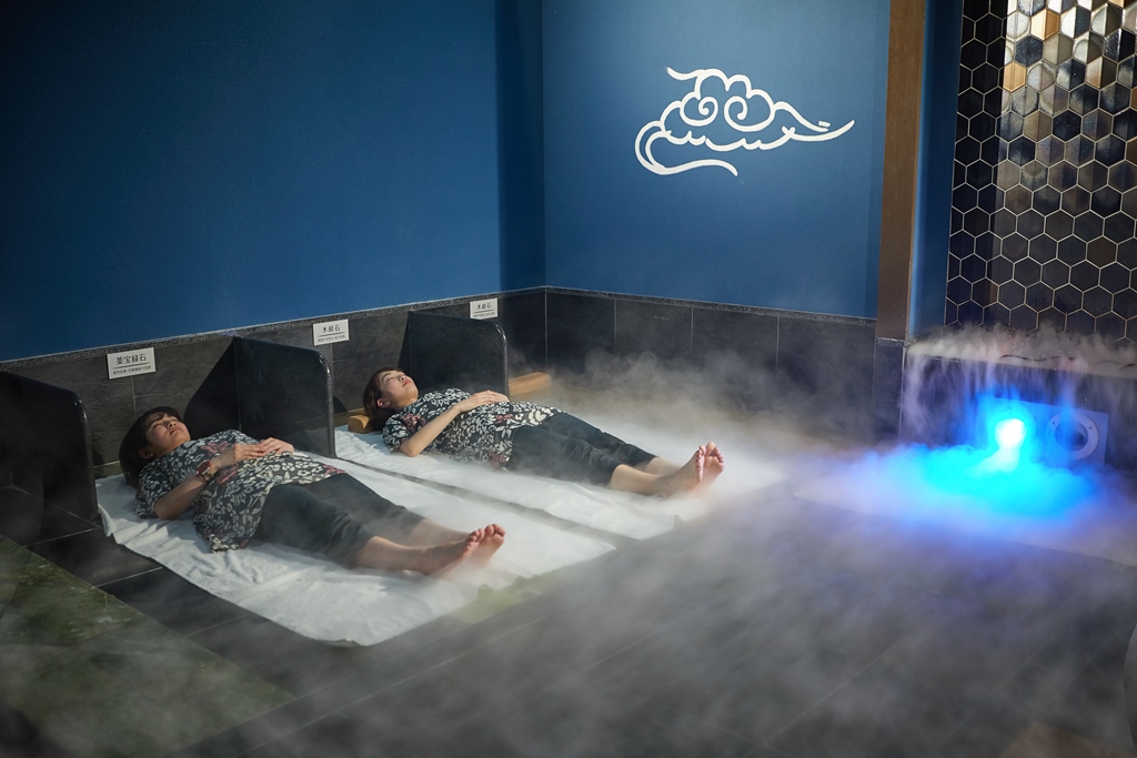 岩盤浴【遊空】:ナノ水で雲を発生させ、雲に包まれているような心地よさを感じ、リラックスしながらお過ごしいただけるお部屋です。