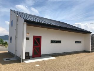 海のそばに建っています。目印は赤いドア。