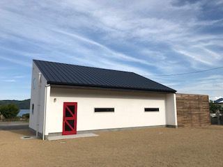 海のそばに建っています。赤いドアが目印。