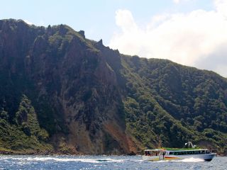 海上観光船「あおばと」赤岩海岸