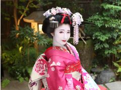 お庭は自然光が差し込み、室内スタジオとはまた違う雰囲気でお写真を残すことができます♪♪