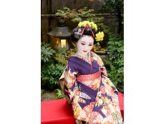 毛氈の椅子に座って流し目に…しっとりした表情で残すお写真は普段では見られないご自身を垣間見れるかも♪♪