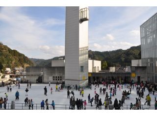 緑の山々に囲まれた解放感のある屋外スケートリンクです。