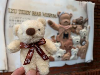 100円割引 テディベアのキーチェーンプレゼント カナヘイの小動物とコラボ中 可愛いテディベア がお出迎え 数量限定でキーチェーンもプレゼント カップルやファミリーにもオススメ 伊豆テディベア ミュージアム じゃらん遊び体験 100円割引 テディベアのキーチェーンプレゼント カナヘイの小動物とコラボ中 可愛いテディベア がお出迎え 数量限定でキーチェーンもプレゼント カップルやファミリーにもオススメ 伊豆テディベア ミュージアム じゃらん遊び体験