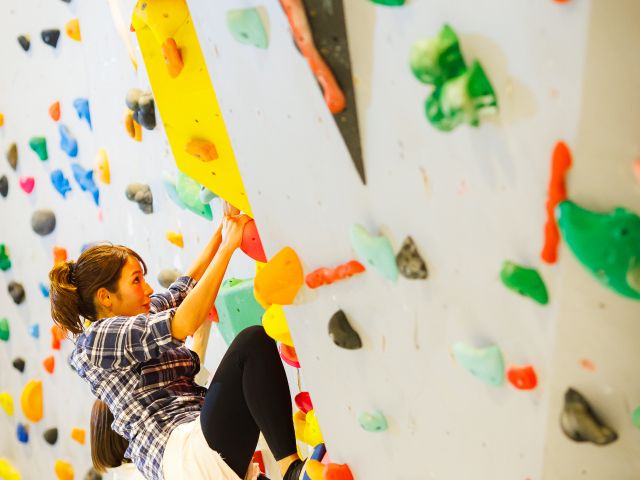 専門スタッフがコースを編成!本格ボルダリング