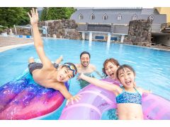 ラグジュアリーな雰囲気が最高の星空プール  ※屋外プールは9/15まで