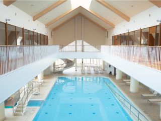 インドアプール(長さ22m×幅7m×平均水深1.1m)