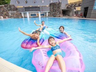 大人もお子様も家族みんなで楽しめるガーデンプール